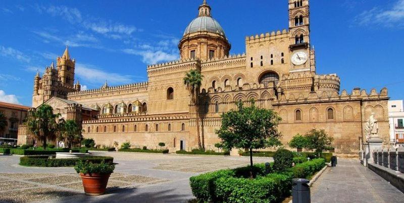 Housemilia - Royal Palace *